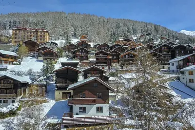 Image de Extérieur : chalet pour 6 personnes, balcon, terrasse-pelouse -Intérieur : 110 m2, séjour avec chemi