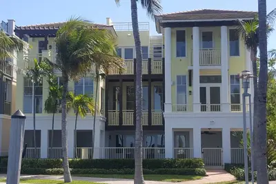 Image de Marlin Bay Resort & Marina - Accueil spacieux au bord de l'eau avec piscine
