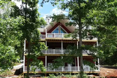 Image de Eagle's Cove - Nouveau 9 Br, 11 Ba w 2 Level Dock & Lot de pistes en pente douce avec aucun escalier