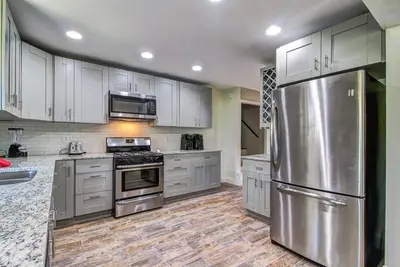 Image de Nouvelle Liste! Maison isolée avec piscine extérieure, à quelques minutes du centre-ville