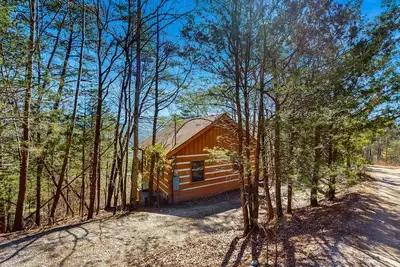 Image de Nouvelle Liste! Cabane en rondins confortable w / bain à remous privé, cheminée et pont-près de la ville