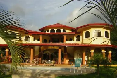 Image de Toucans, montagnes et cascades! Jungle Villa w / personnel complet.
