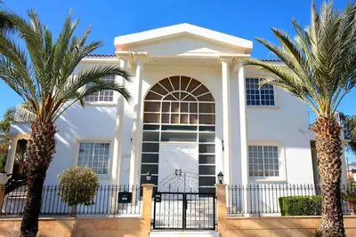 Image de Villa de luxe avec une touche classique. À quelques minutes de la plage et du centre de Larnaca.