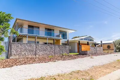 Image de Maison neuve de style complexe hôtelier présentant un confort de luxe.