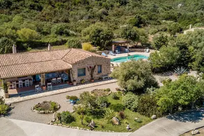 Image de Ville delle Fonti à San Pantaleo à 2 km de la mer, piscine privée, grand jardin