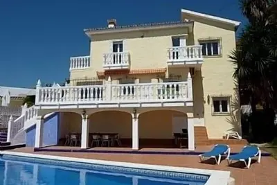 Image de Villa moderne spacieuse, plus grande piscine privée, connexion Internet rapide (sans fil).
