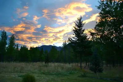 Image de 6 miles du parc national des Glaciers! Maison tranquille privée sur 5 acres. 2 Bdr / 2. 5 Ba