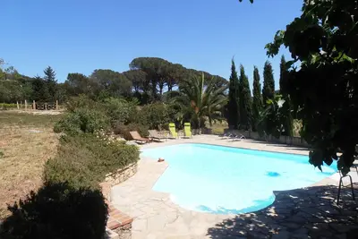 Image de Villa traditionnelle provençale en pierre du pays située au milieu des vignes