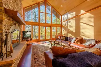 Image de 5br / 5ba Maison de luxe moderne, Putting Green, Bain à remous, Table de billard, Table de ping-pong, Idéalement situé, Expérience de montagne haut de gamme!