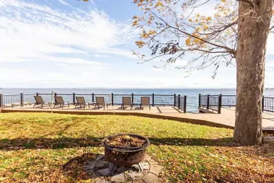 Image de Maison au bord de l'eau récemment rénovée sur le lac Champlain - Belles vues - 4 Br!