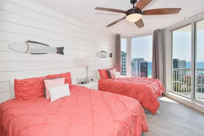 Image de Condo chic mis à jour avec balcon privé et planchers de bois franc!