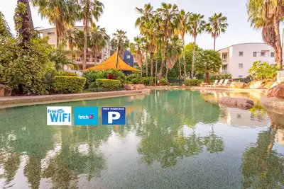 Image de Élégant appartement au bord de la rivière avec piscine de style lagon, barbecue, Wifi et Netflix