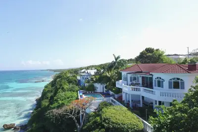 Image de Villa côté mer avec piscine privée et accès à la plage