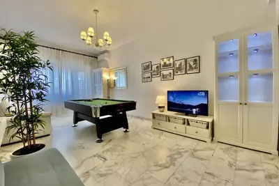 Image de Elegant, Vatican, Metro, 1400 ft2, 3 chambres à coucher, 2 salles de bain, 12 adultes + 3 enfants