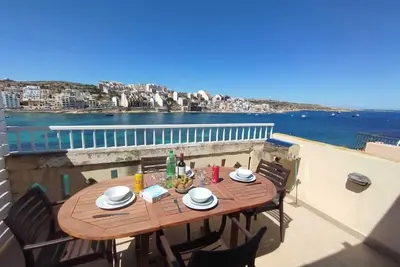 Image de Bh Penthouse directement sur le front de mer 2 chambres Ă coucher dans la baie de St Paul. Stationnement facile / bus.