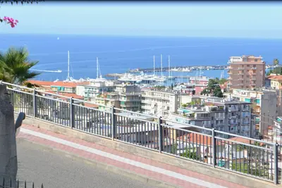 Image de Dans un quartier verdoyant, ensoleillé, calme et pratique, proche de la mer et du centre. Wifi.