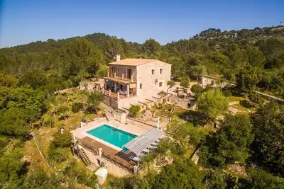Image de Maison en pierre au milieu de la nature Ă Caselles Petit