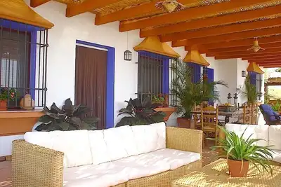 Image de Élégant maison de campagne andalouse avec piscine en oliveraie face à la mer