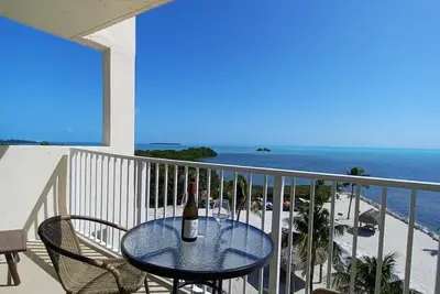 Image de Oceanfront End Unit, Nouvel intérieur, piscine, WiFi gratuit, vue panoramique sur l'océan!