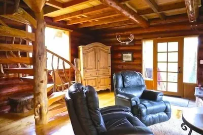 Image de Maison en bois rustique rustique avec foyer au bois et bain à remous
