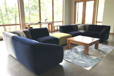 Image de Une maison moderne nichée sur les falaises du lac Greers Ferry.