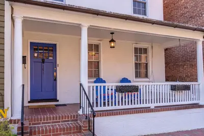 Image de Emplacement Emplacement Emplacement! ! ! À 50 pas de la rue Main et de toute l'action