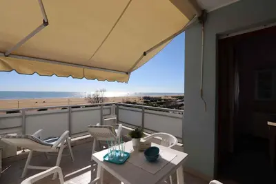 Image de Appartement de vacances avec climatisation et balcon avec vue sur la mer
