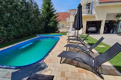 Image de Appartement de vacances avec aire de jeux et un balcon pour enfants