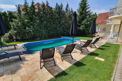 Image de Appartement de vacances avec terrasse couverte et aire de jeux pour enfants