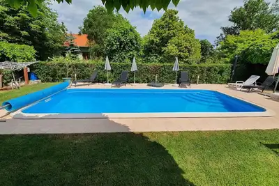 Image de Appartement de vacances avec jardin et piscine