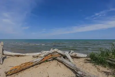 Image de Mise à jour, Quaint 4 Bdrm Cottage à Port Franks sur le lac Huron - À quelques pas de la plage
