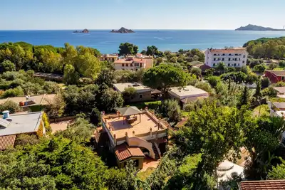 Villa de 130 m². 100 mètres de la mer avec jardin