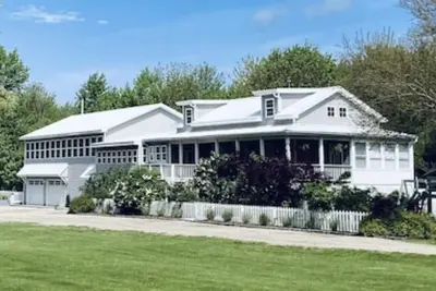 Image de Grey Haven-Belle maison de 10 acres pouvant accueillir 20 personnes à 1 1/2 miles du lac Michigan