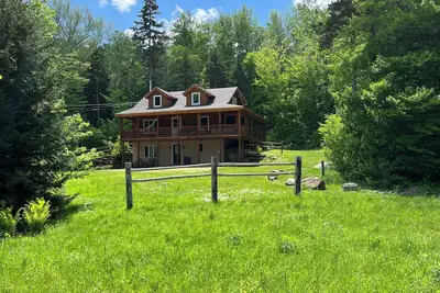 Image de Maison en rondins isolée 1/3 mi. des remontées mécaniques / Lodge. Cascades, vue, étang, intimité.