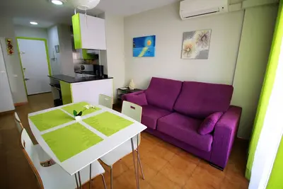 Image de Studio ( une pièce) complètement rénové avec séparation pour la chambre à coucher, située