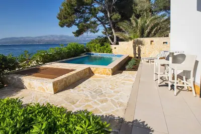 Image de Villa jumelle en bord de mer avec piscine privée et vue imprenable sur la mer - Villa Rosemary