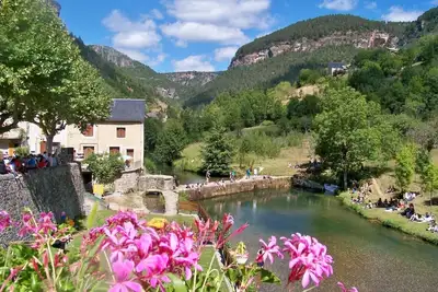 Maison en bord de rivière, piscine et vue magnifique sur montagnes et la falaise