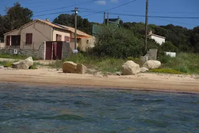 Image de maison au bord de l'eau dans le golfe de santa Manza à 6 km de Bonifacio et