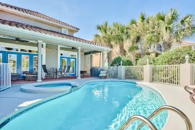 Image de 3 chambres avec piscine privée et voiturette de golf