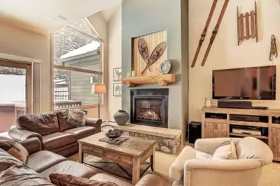 Image de Proche du centre-ville de Breckenridge, cette belle maison de ville peut accueillir 8 personnes. À quelques mètres de la piste de ski 4 O`Clock.