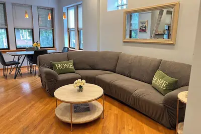 Image de TRÈS Propre, Cosy (Irving Park & Elston) Street Free Stationnement