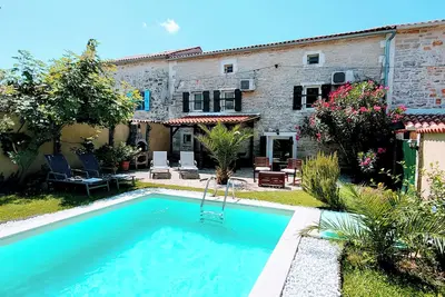 Image de Belle grande maison en pierre avec piscine et jardin, près de Porec et de la mer