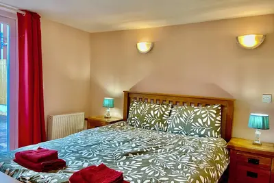 Image de Immaculé appartement hi-spec, 5 personnes. Free hi speed wifi, parking gratuit.