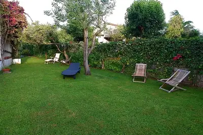 Image de La Dolce Villa: un charmant endroit méditerranéen avec un beau jardin relaxant