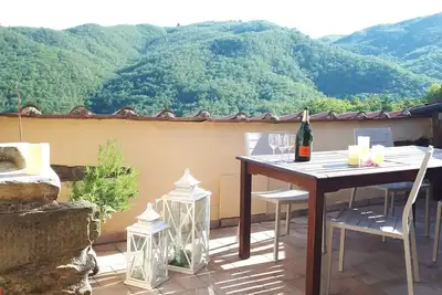 Image de Pierre Rustico avec jardin dans un ancien village de Toscane. Vue sur l'ancienne Pieve