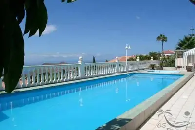 Image de Chayofa au-dessus de Los Cristianos Tenerife South