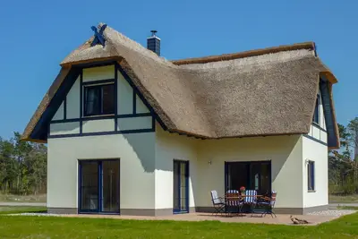 Image de apartes maison de vacances avec cheminée et sauna vous invite à des vacances reposantes
