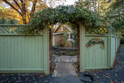 Image de Cabane romantique et privée, avec petit-déjeuner sur la rivière Rogue, à 1 heure du lac Crater