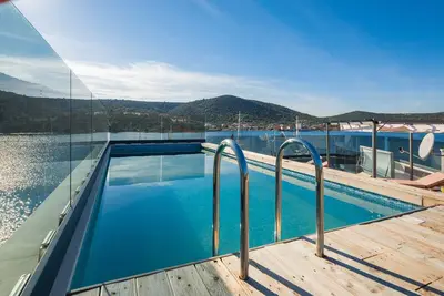 Image de Beachfront Luxury Villa w / piscine sur le toit, salle de sport + spa à seulement 20 Min. De l'aéroport de Split
