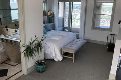 Image de Superbe Southside Slopes à la maison avec bain à remous extérieur et vue sur la ville!